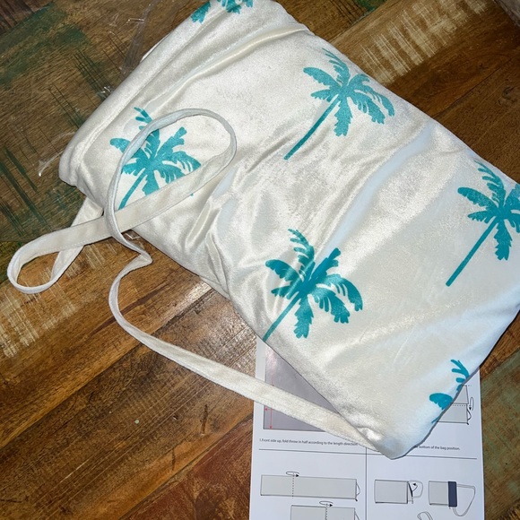 Florida oversized throw blanket with carry bag. Brand new. - Picture 3 of 4